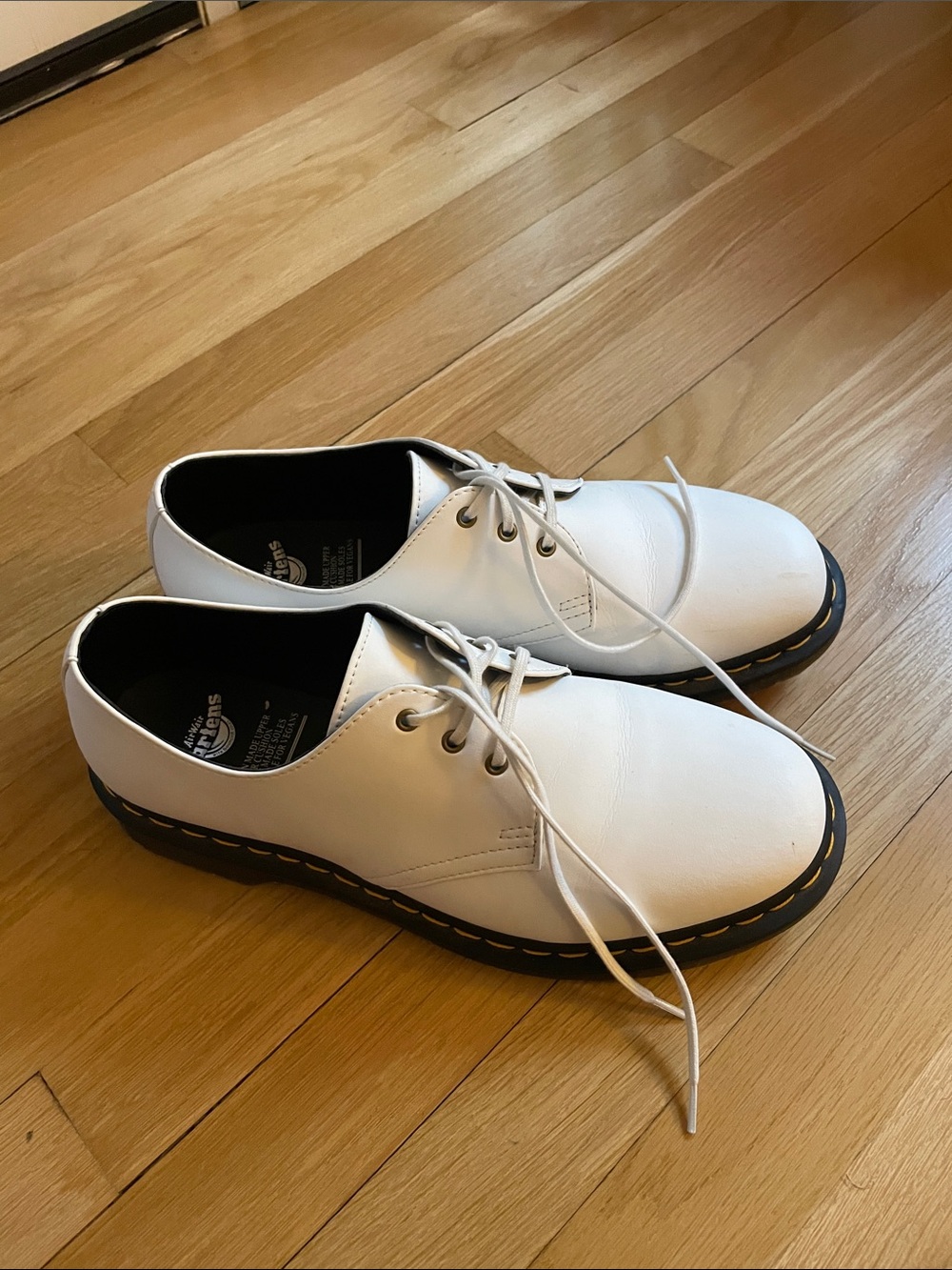 Doc Martens - Classic White vegan friendly Leather Derby Shoes for Men